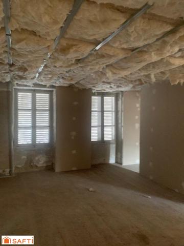 Très grande maison de ville d'environ 270 m2 à finir de rénover avec terrain de 500 m2 située sur la Commune de Belley.