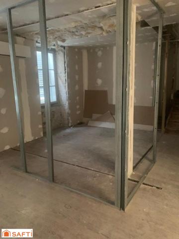 Très grande maison de ville d'environ 270 m2 à finir de rénover avec terrain de 500 m2 située sur la Commune de Belley.