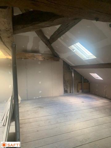 Très grande maison de ville d'environ 270 m2 à finir de rénover avec terrain de 500 m2 située sur la Commune de Belley.