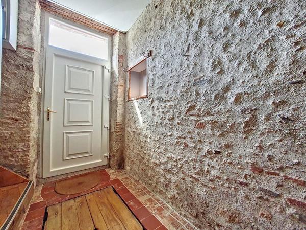 ORLEANS- PETIT IMMEUBLE DE RAPPORT COMPRENANT 2 APPARTEMENTS- DEPENDANCE EN PIERRES - JARDINET - CAVE