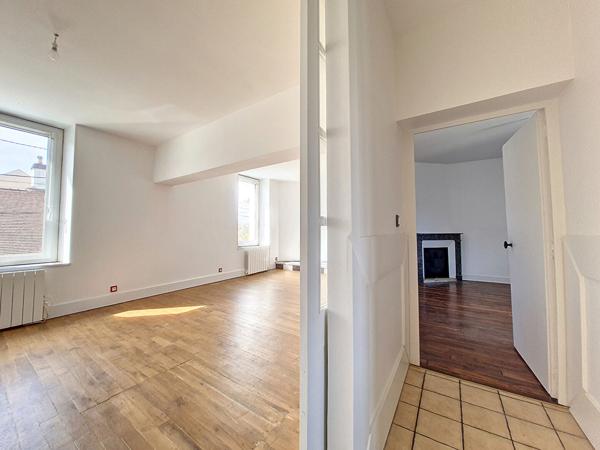 ORLEANS- PETIT IMMEUBLE DE RAPPORT COMPRENANT 2 APPARTEMENTS- DEPENDANCE EN PIERRES - JARDINET - CAVE