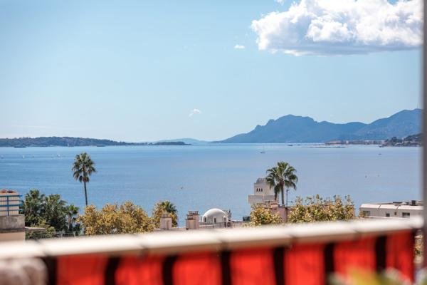 JUAN-LES-PINS – Dernier - Terrasse 40m² - Vue Mer - Piscine