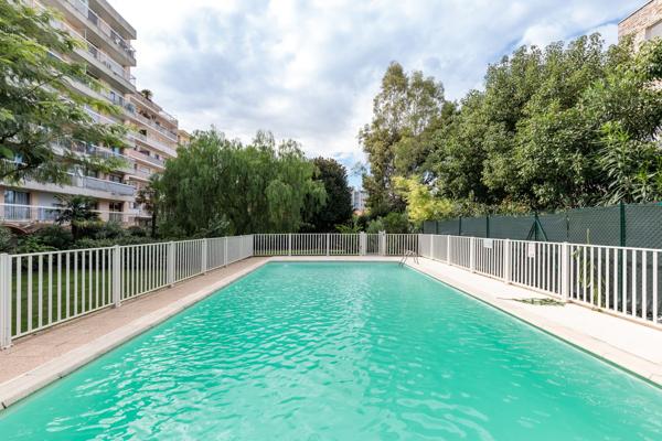 JUAN-LES-PINS – Dernier - Terrasse 40m² - Vue Mer - Piscine