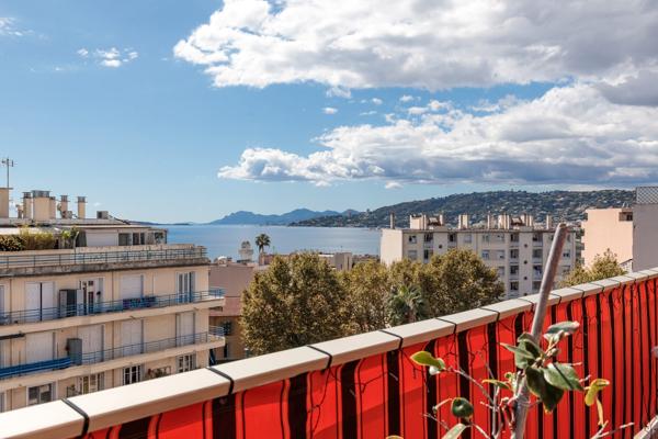 JUAN-LES-PINS – Dernier - Terrasse 40m² - Vue Mer - Piscine