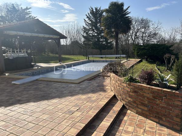 EXCLUSIVITE BSK
Sur une belle parcelle arborée et clôturée de 5700 M2 au calme, venez découvrir cette belle maison de qualité, idéale pour une famille.
Vous entrez dans un joli hall d'entrée de 13M2 pouvant servir de bureau, puis un large séjour lumineux de 55 M2 avec cheminée ouvert sur une magnifique véranda récente de 36M2 avec vue sur le parc.
Une cuisine équipée de 18m2 avec son cellier (possibilité d'ouvrir sur le séjour).
Côté nuit, vous disposez de 4 chambres avec placards dont 2 avec cabinet de toilette, une salle de bains neuve, wc indépendants, une salle d'eau neuve. 
Petit plus : une pièce indépendante contigue pouvant faire office d'une chambre supplémentaire ou d'un bureau avec salle d'eau et wc.
A l'extérieur, une belle piscine de 9X4 m avec ligne d'eau en carreaux de grès cérame vous attend avec ses larges terrasses et son pool house avec barbecue !
Deux chalets en bois à l'extérieur.
Chauffage assuré par climatisation réversible gainable (côté nuit) et splits (salon séjour et cuisine).
Alarme, portail alu télécommandé.
Bref, si vous recherchez une belle maison familiale au calme, cette maison vous attend ! A nos agendas !