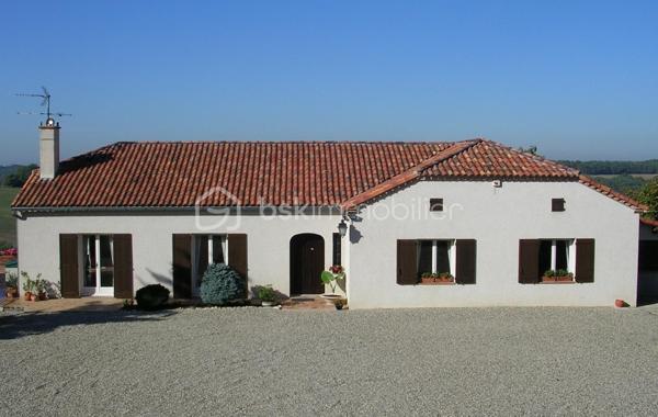 EXCLUSIVITE BSK
Sur une belle parcelle arborée et clôturée de 5700 M2 au calme, venez découvrir cette belle maison de qualité, idéale pour une famille.
Vous entrez dans un joli hall d'entrée de 13M2 pouvant servir de bureau, puis un large séjour lumineux de 55 M2 avec cheminée ouvert sur une magnifique véranda récente de 36M2 avec vue sur le parc.
Une cuisine équipée de 18m2 avec son cellier (possibilité d'ouvrir sur le séjour).
Côté nuit, vous disposez de 4 chambres avec placards dont 2 avec cabinet de toilette, une salle de bains neuve, wc indépendants, une salle d'eau neuve. 
Petit plus : une pièce indépendante contigue pouvant faire office d'une chambre supplémentaire ou d'un bureau avec salle d'eau et wc.
A l'extérieur, une belle piscine de 9X4 m avec ligne d'eau en carreaux de grès cérame vous attend avec ses larges terrasses et son pool house avec barbecue !
Deux chalets en bois à l'extérieur.
Chauffage assuré par climatisation réversible gainable (côté nuit) et splits (salon séjour et cuisine).
Alarme, portail alu télécommandé.
Bref, si vous recherchez une belle maison familiale au calme, cette maison vous attend ! A nos agendas !