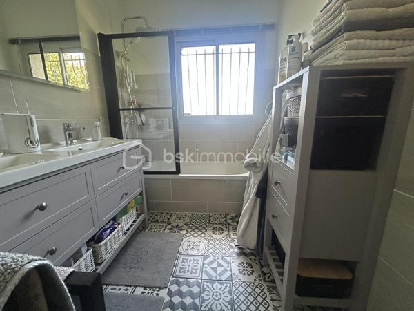 EXCLUSIVITE BSK
Sur une belle parcelle arborée et clôturée de 5700 M2 au calme, venez découvrir cette belle maison de qualité, idéale pour une famille.
Vous entrez dans un joli hall d'entrée de 13M2 pouvant servir de bureau, puis un large séjour lumineux de 55 M2 avec cheminée ouvert sur une magnifique véranda récente de 36M2 avec vue sur le parc.
Une cuisine équipée de 18m2 avec son cellier (possibilité d'ouvrir sur le séjour).
Côté nuit, vous disposez de 4 chambres avec placards dont 2 avec cabinet de toilette, une salle de bains neuve, wc indépendants, une salle d'eau neuve. 
Petit plus : une pièce indépendante contigue pouvant faire office d'une chambre supplémentaire ou d'un bureau avec salle d'eau et wc.
A l'extérieur, une belle piscine de 9X4 m avec ligne d'eau en carreaux de grès cérame vous attend avec ses larges terrasses et son pool house avec barbecue !
Deux chalets en bois à l'extérieur.
Chauffage assuré par climatisation réversible gainable (côté nuit) et splits (salon séjour et cuisine).
Alarme, portail alu télécommandé.
Bref, si vous recherchez une belle maison familiale au calme, cette maison vous attend ! A nos agendas !