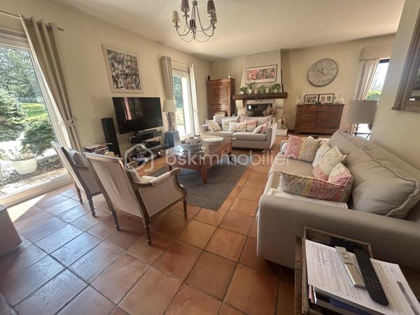 EXCLUSIVITE BSK
Sur une belle parcelle arborée et clôturée de 5700 M2 au calme, venez découvrir cette belle maison de qualité, idéale pour une famille.
Vous entrez dans un joli hall d'entrée de 13M2 pouvant servir de bureau, puis un large séjour lumineux de 55 M2 avec cheminée ouvert sur une magnifique véranda récente de 36M2 avec vue sur le parc.
Une cuisine équipée de 18m2 avec son cellier (possibilité d'ouvrir sur le séjour).
Côté nuit, vous disposez de 4 chambres avec placards dont 2 avec cabinet de toilette, une salle de bains neuve, wc indépendants, une salle d'eau neuve. 
Petit plus : une pièce indépendante contigue pouvant faire office d'une chambre supplémentaire ou d'un bureau avec salle d'eau et wc.
A l'extérieur, une belle piscine de 9X4 m avec ligne d'eau en carreaux de grès cérame vous attend avec ses larges terrasses et son pool house avec barbecue !
Deux chalets en bois à l'extérieur.
Chauffage assuré par climatisation réversible gainable (côté nuit) et splits (salon séjour et cuisine).
Alarme, portail alu télécommandé.
Bref, si vous recherchez une belle maison familiale au calme, cette maison vous attend ! A nos agendas !