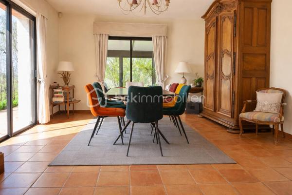 EXCLUSIVITE BSK
Sur une belle parcelle arborée et clôturée de 5700 M2 au calme, venez découvrir cette belle maison de qualité, idéale pour une famille.
Vous entrez dans un joli hall d'entrée de 13M2 pouvant servir de bureau, puis un large séjour lumineux de 55 M2 avec cheminée ouvert sur une magnifique véranda récente de 36M2 avec vue sur le parc.
Une cuisine équipée de 18m2 avec son cellier (possibilité d'ouvrir sur le séjour).
Côté nuit, vous disposez de 4 chambres avec placards dont 2 avec cabinet de toilette, une salle de bains neuve, wc indépendants, une salle d'eau neuve. 
Petit plus : une pièce indépendante contigue pouvant faire office d'une chambre supplémentaire ou d'un bureau avec salle d'eau et wc.
A l'extérieur, une belle piscine de 9X4 m avec ligne d'eau en carreaux de grès cérame vous attend avec ses larges terrasses et son pool house avec barbecue !
Deux chalets en bois à l'extérieur.
Chauffage assuré par climatisation réversible gainable (côté nuit) et splits (salon séjour et cuisine).
Alarme, portail alu télécommandé.
Bref, si vous recherchez une belle maison familiale au calme, cette maison vous attend ! A nos agendas !