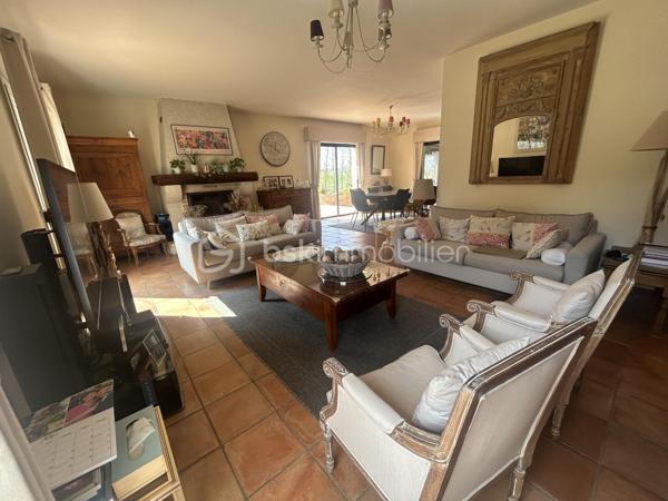 EXCLUSIVITE BSK
Sur une belle parcelle arborée et clôturée de 5700 M2 au calme, venez découvrir cette belle maison de qualité, idéale pour une famille.
Vous entrez dans un joli hall d'entrée de 13M2 pouvant servir de bureau, puis un large séjour lumineux de 55 M2 avec cheminée ouvert sur une magnifique véranda récente de 36M2 avec vue sur le parc.
Une cuisine équipée de 18m2 avec son cellier (possibilité d'ouvrir sur le séjour).
Côté nuit, vous disposez de 4 chambres avec placards dont 2 avec cabinet de toilette, une salle de bains neuve, wc indépendants, une salle d'eau neuve. 
Petit plus : une pièce indépendante contigue pouvant faire office d'une chambre supplémentaire ou d'un bureau avec salle d'eau et wc.
A l'extérieur, une belle piscine de 9X4 m avec ligne d'eau en carreaux de grès cérame vous attend avec ses larges terrasses et son pool house avec barbecue !
Deux chalets en bois à l'extérieur.
Chauffage assuré par climatisation réversible gainable (côté nuit) et splits (salon séjour et cuisine).
Alarme, portail alu télécommandé.
Bref, si vous recherchez une belle maison familiale au calme, cette maison vous attend ! A nos agendas !