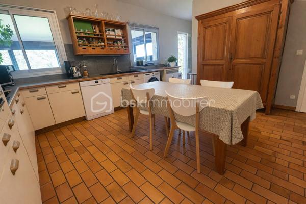 EXCLUSIVITE BSK
Sur une belle parcelle arborée et clôturée de 5700 M2 au calme, venez découvrir cette belle maison de qualité, idéale pour une famille.
Vous entrez dans un joli hall d'entrée de 13M2 pouvant servir de bureau, puis un large séjour lumineux de 55 M2 avec cheminée ouvert sur une magnifique véranda récente de 36M2 avec vue sur le parc.
Une cuisine équipée de 18m2 avec son cellier (possibilité d'ouvrir sur le séjour).
Côté nuit, vous disposez de 4 chambres avec placards dont 2 avec cabinet de toilette, une salle de bains neuve, wc indépendants, une salle d'eau neuve. 
Petit plus : une pièce indépendante contigue pouvant faire office d'une chambre supplémentaire ou d'un bureau avec salle d'eau et wc.
A l'extérieur, une belle piscine de 9X4 m avec ligne d'eau en carreaux de grès cérame vous attend avec ses larges terrasses et son pool house avec barbecue !
Deux chalets en bois à l'extérieur.
Chauffage assuré par climatisation réversible gainable (côté nuit) et splits (salon séjour et cuisine).
Alarme, portail alu télécommandé.
Bref, si vous recherchez une belle maison familiale au calme, cette maison vous attend ! A nos agendas !