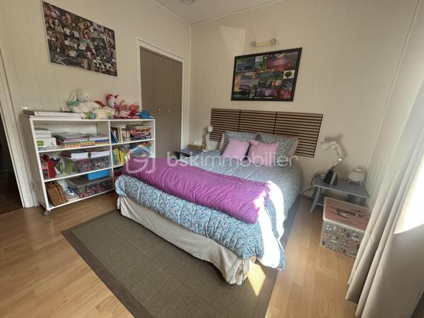 EXCLUSIVITE BSK
Sur une belle parcelle arborée et clôturée de 5700 M2 au calme, venez découvrir cette belle maison de qualité, idéale pour une famille.
Vous entrez dans un joli hall d'entrée de 13M2 pouvant servir de bureau, puis un large séjour lumineux de 55 M2 avec cheminée ouvert sur une magnifique véranda récente de 36M2 avec vue sur le parc.
Une cuisine équipée de 18m2 avec son cellier (possibilité d'ouvrir sur le séjour).
Côté nuit, vous disposez de 4 chambres avec placards dont 2 avec cabinet de toilette, une salle de bains neuve, wc indépendants, une salle d'eau neuve. 
Petit plus : une pièce indépendante contigue pouvant faire office d'une chambre supplémentaire ou d'un bureau avec salle d'eau et wc.
A l'extérieur, une belle piscine de 9X4 m avec ligne d'eau en carreaux de grès cérame vous attend avec ses larges terrasses et son pool house avec barbecue !
Deux chalets en bois à l'extérieur.
Chauffage assuré par climatisation réversible gainable (côté nuit) et splits (salon séjour et cuisine).
Alarme, portail alu télécommandé.
Bref, si vous recherchez une belle maison familiale au calme, cette maison vous attend ! A nos agendas !