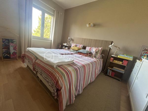 EXCLUSIVITE BSK
Sur une belle parcelle arborée et clôturée de 5700 M2 au calme, venez découvrir cette belle maison de qualité, idéale pour une famille.
Vous entrez dans un joli hall d'entrée de 13M2 pouvant servir de bureau, puis un large séjour lumineux de 55 M2 avec cheminée ouvert sur une magnifique véranda récente de 36M2 avec vue sur le parc.
Une cuisine équipée de 18m2 avec son cellier (possibilité d'ouvrir sur le séjour).
Côté nuit, vous disposez de 4 chambres avec placards dont 2 avec cabinet de toilette, une salle de bains neuve, wc indépendants, une salle d'eau neuve. 
Petit plus : une pièce indépendante contigue pouvant faire office d'une chambre supplémentaire ou d'un bureau avec salle d'eau et wc.
A l'extérieur, une belle piscine de 9X4 m avec ligne d'eau en carreaux de grès cérame vous attend avec ses larges terrasses et son pool house avec barbecue !
Deux chalets en bois à l'extérieur.
Chauffage assuré par climatisation réversible gainable (côté nuit) et splits (salon séjour et cuisine).
Alarme, portail alu télécommandé.
Bref, si vous recherchez une belle maison familiale au calme, cette maison vous attend ! A nos agendas !