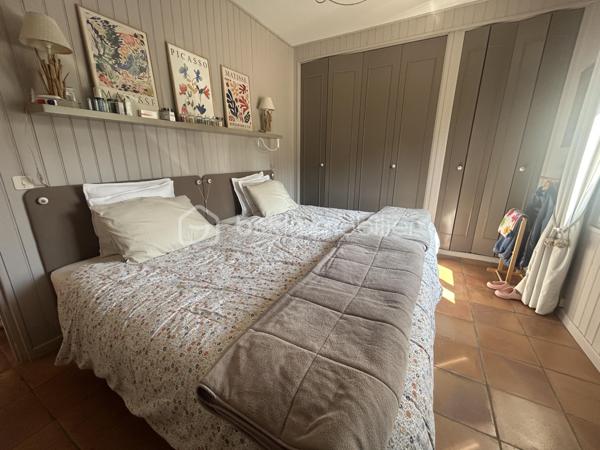 EXCLUSIVITE BSK
Sur une belle parcelle arborée et clôturée de 5700 M2 au calme, venez découvrir cette belle maison de qualité, idéale pour une famille.
Vous entrez dans un joli hall d'entrée de 13M2 pouvant servir de bureau, puis un large séjour lumineux de 55 M2 avec cheminée ouvert sur une magnifique véranda récente de 36M2 avec vue sur le parc.
Une cuisine équipée de 18m2 avec son cellier (possibilité d'ouvrir sur le séjour).
Côté nuit, vous disposez de 4 chambres avec placards dont 2 avec cabinet de toilette, une salle de bains neuve, wc indépendants, une salle d'eau neuve. 
Petit plus : une pièce indépendante contigue pouvant faire office d'une chambre supplémentaire ou d'un bureau avec salle d'eau et wc.
A l'extérieur, une belle piscine de 9X4 m avec ligne d'eau en carreaux de grès cérame vous attend avec ses larges terrasses et son pool house avec barbecue !
Deux chalets en bois à l'extérieur.
Chauffage assuré par climatisation réversible gainable (côté nuit) et splits (salon séjour et cuisine).
Alarme, portail alu télécommandé.
Bref, si vous recherchez une belle maison familiale au calme, cette maison vous attend ! A nos agendas !