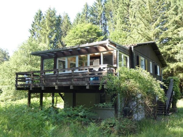 Chalet avec un grand terrain et un étang