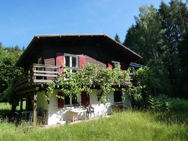 Chalet avec un grand terrain et un étang