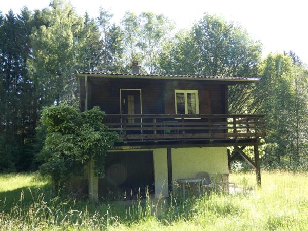 Chalet avec un grand terrain et un étang