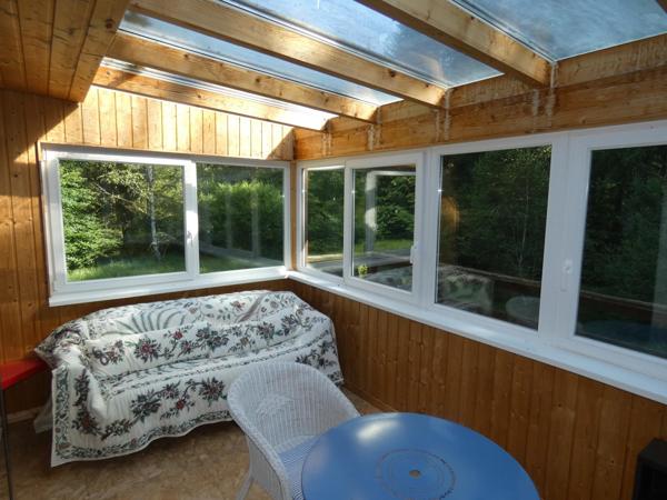 Chalet avec un grand terrain et un étang
