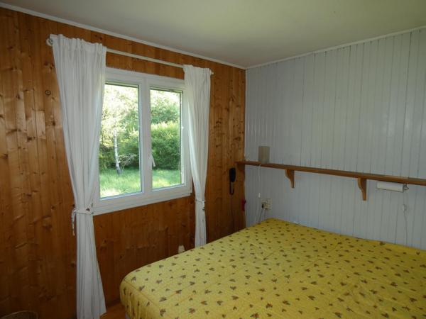 Chalet avec un grand terrain et un étang