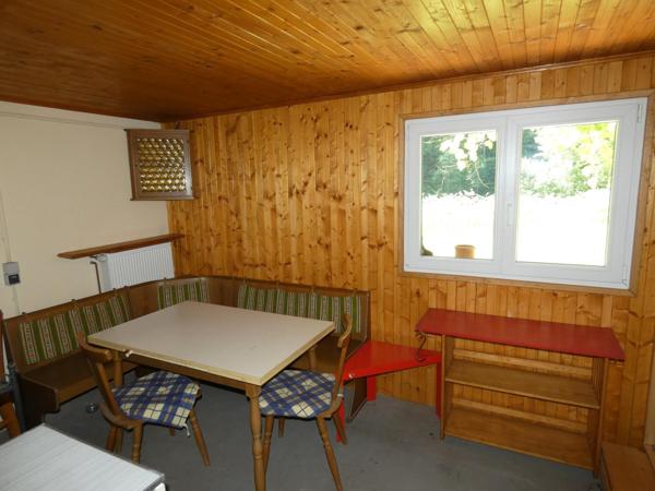 Chalet avec un grand terrain et un étang