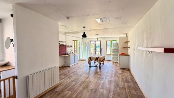 Maison individuelle 220 m²  sur  28 ARES  de terrain  Au fond d'une impasse