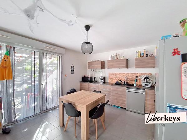 Pavillon cosy avec terrasse, jardin et stationnement – Résidence récente