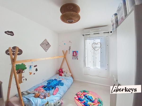 Pavillon cosy avec terrasse, jardin et stationnement – Résidence récente