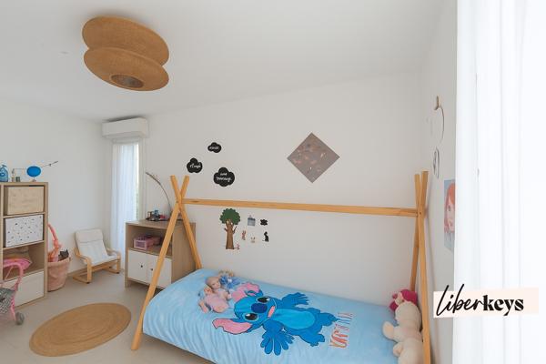 Pavillon cosy avec terrasse, jardin et stationnement – Résidence récente