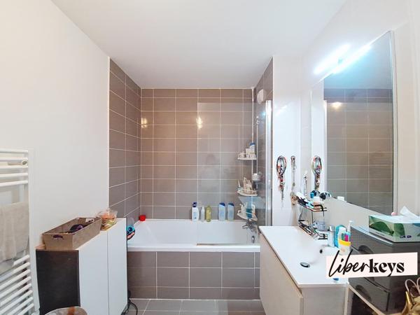 Pavillon cosy avec terrasse, jardin et stationnement – Résidence récente