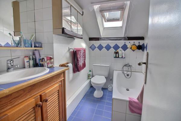 T2 vendu loué, Route de Vienne, dernier étage, petite copropriété entetenue