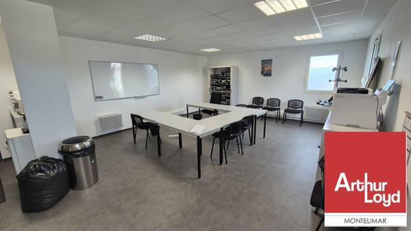 MONTÉLIMAR EST - QUARTIER MAUBEC - A LOUER BUREAUX AU PREMIER ETAGE DE 77 M2 ENVIRON AVEC PLACES DE PARKING