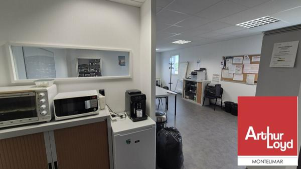 MONTÉLIMAR EST - QUARTIER MAUBEC - A LOUER BUREAUX AU PREMIER ETAGE DE 77 M2 ENVIRON AVEC PLACES DE PARKING