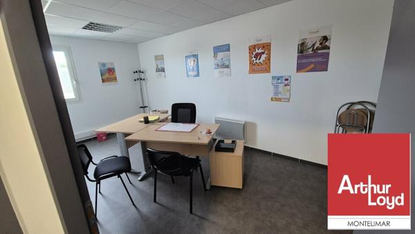 MONTÉLIMAR EST - QUARTIER MAUBEC - A LOUER BUREAUX AU PREMIER ETAGE DE 77 M2 ENVIRON AVEC PLACES DE PARKING