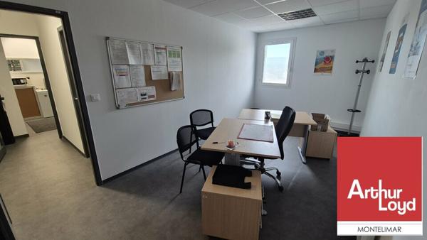 MONTÉLIMAR EST - QUARTIER MAUBEC - A LOUER BUREAUX AU PREMIER ETAGE DE 77 M2 ENVIRON AVEC PLACES DE PARKING