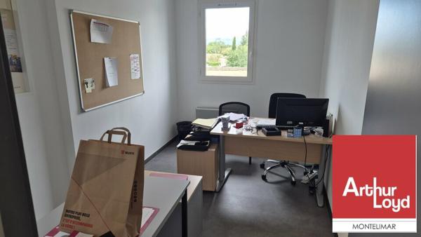 MONTÉLIMAR EST - QUARTIER MAUBEC - A LOUER BUREAUX AU PREMIER ETAGE DE 77 M2 ENVIRON AVEC PLACES DE PARKING
