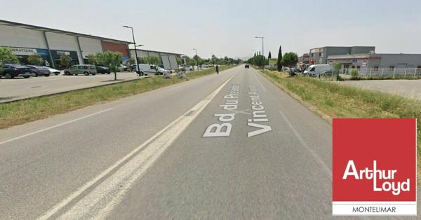 MONTÉLIMAR EST - QUARTIER MAUBEC - A LOUER BUREAUX AU PREMIER ETAGE DE 77 M2 ENVIRON AVEC PLACES DE PARKING