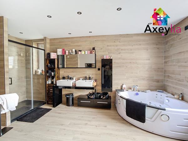 A VENDRE - RIORGES - MAISON ENTIÈREMENT RÉNOVÉE AVEC 4 CHAMBRES ET TERRAIN