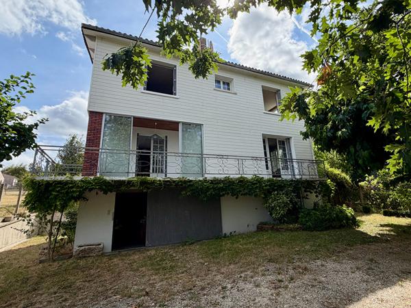 Belle maison des années 70, 4+ chambres, jardins de 2200 m², proche du centre ville Saintes