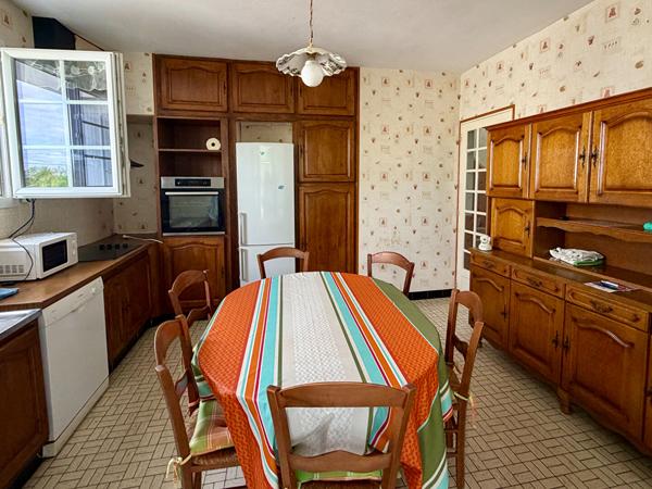 Belle maison des années 70, 4+ chambres, jardins de 2200 m², proche du centre ville Saintes