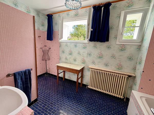 Belle maison des années 70, 4+ chambres, jardins de 2200 m², proche du centre ville Saintes
