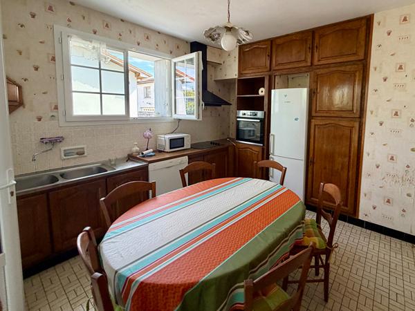 Belle maison des années 70, 4+ chambres, jardins de 2200 m², proche du centre ville Saintes