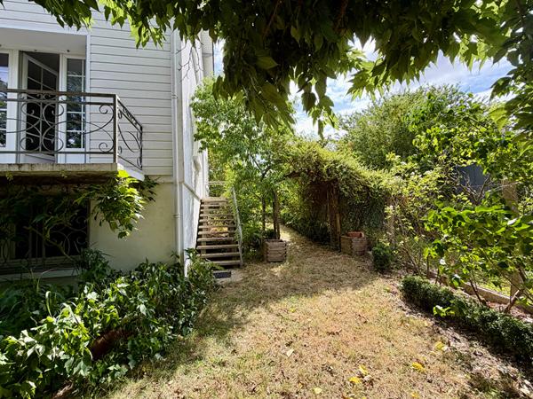 Belle maison des années 70, 4+ chambres, jardins de 2200 m², proche du centre ville Saintes