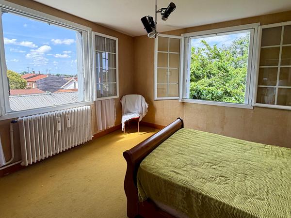 Belle maison des années 70, 4+ chambres, jardins de 2200 m², proche du centre ville Saintes