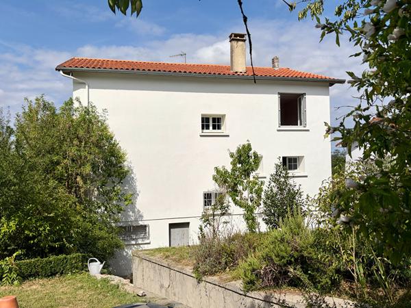 Belle maison des années 70, 4+ chambres, jardins de 2200 m², proche du centre ville Saintes