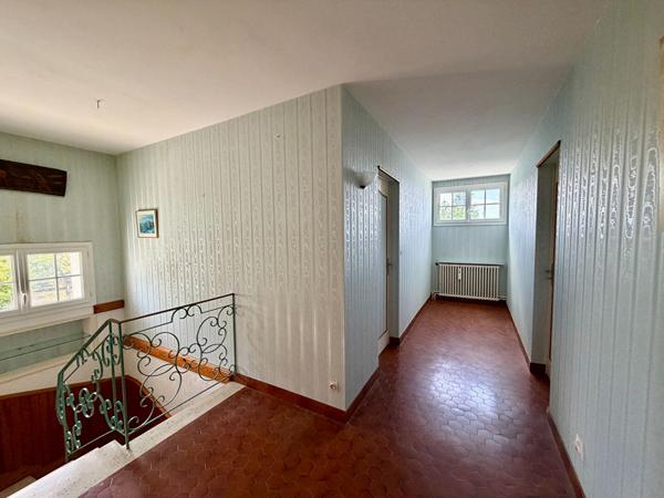 Belle maison des années 70, 4+ chambres, jardins de 2200 m², proche du centre ville Saintes