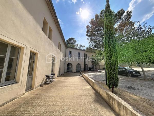 Joli appartement de 51m2 carrez + mezzanine de 29m2, au 3ème et dernier étage, donnant sur le Jardin de la Fontaine. Ses beaux volumes, sa grande luminosité et son calme sont les atouts principaux de cet appartement mais pas seulement : cuisine aménagée et équipée, deux belles chambres, wc indépendant et une place de parking dans l'enceinte de la copropriété. Appartement rénové en 2018, à deux pas du centre ville de Nîmes.