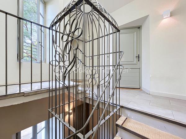 Joli appartement de 51m2 carrez + mezzanine de 29m2, au 3ème et dernier étage, donnant sur le Jardin de la Fontaine. Ses beaux volumes, sa grande luminosité et son calme sont les atouts principaux de cet appartement mais pas seulement : cuisine aménagée et équipée, deux belles chambres, wc indépendant et une place de parking dans l'enceinte de la copropriété. Appartement rénové en 2018, à deux pas du centre ville de Nîmes.