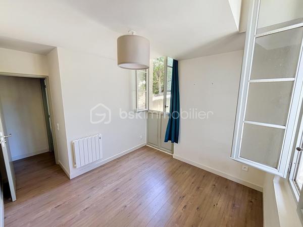Joli appartement de 51m2 carrez + mezzanine de 29m2, au 3ème et dernier étage, donnant sur le Jardin de la Fontaine. Ses beaux volumes, sa grande luminosité et son calme sont les atouts principaux de cet appartement mais pas seulement : cuisine aménagée et équipée, deux belles chambres, wc indépendant et une place de parking dans l'enceinte de la copropriété. Appartement rénové en 2018, à deux pas du centre ville de Nîmes.