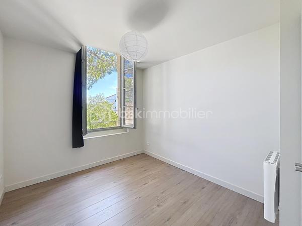 Joli appartement de 51m2 carrez + mezzanine de 29m2, au 3ème et dernier étage, donnant sur le Jardin de la Fontaine. Ses beaux volumes, sa grande luminosité et son calme sont les atouts principaux de cet appartement mais pas seulement : cuisine aménagée et équipée, deux belles chambres, wc indépendant et une place de parking dans l'enceinte de la copropriété. Appartement rénové en 2018, à deux pas du centre ville de Nîmes.