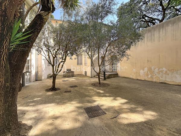 Joli appartement de 51m2 carrez + mezzanine de 29m2, au 3ème et dernier étage, donnant sur le Jardin de la Fontaine. Ses beaux volumes, sa grande luminosité et son calme sont les atouts principaux de cet appartement mais pas seulement : cuisine aménagée et équipée, deux belles chambres, wc indépendant et une place de parking dans l'enceinte de la copropriété. Appartement rénové en 2018, à deux pas du centre ville de Nîmes.